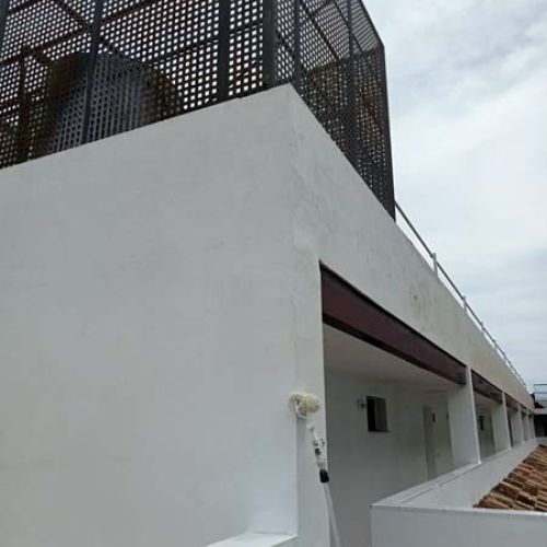 Trabajo de pintado de fachada en ático