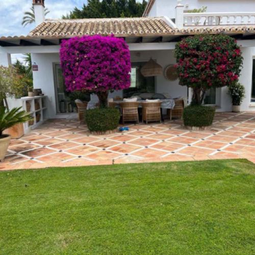 Zona de césped en finca particular