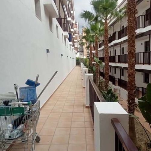 Vista de fachada interior pintada de blanco