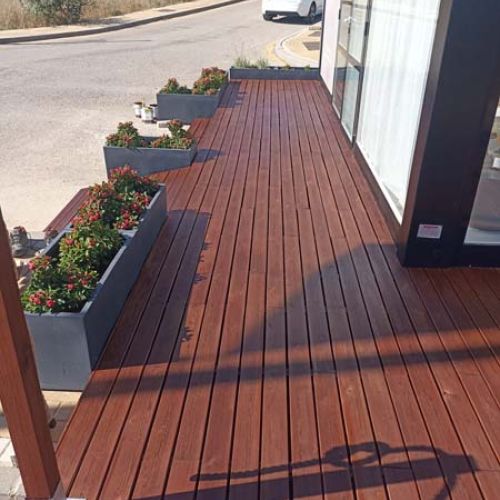 Suelo de entrada de madera recién colocado