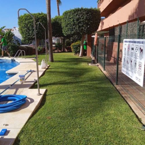 Césped junto a piscina