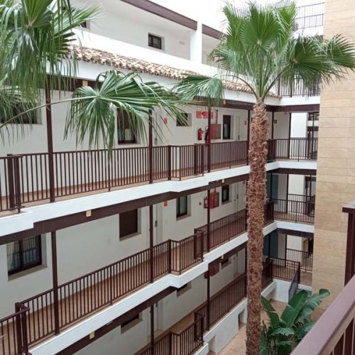 Vista de edificio de viviendas con balcones rehabilidados
