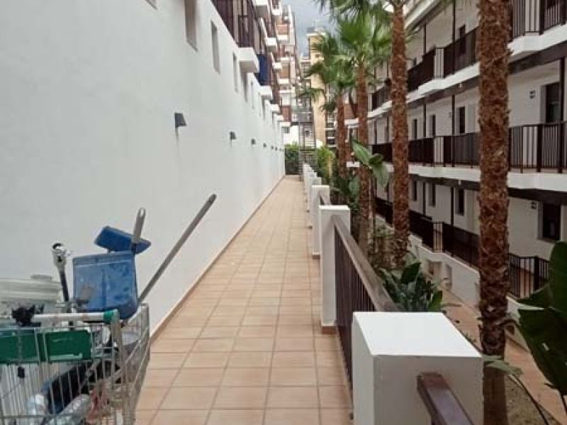 Vista de fachada interior pintada de blanco