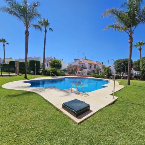 Césped junto a piscina