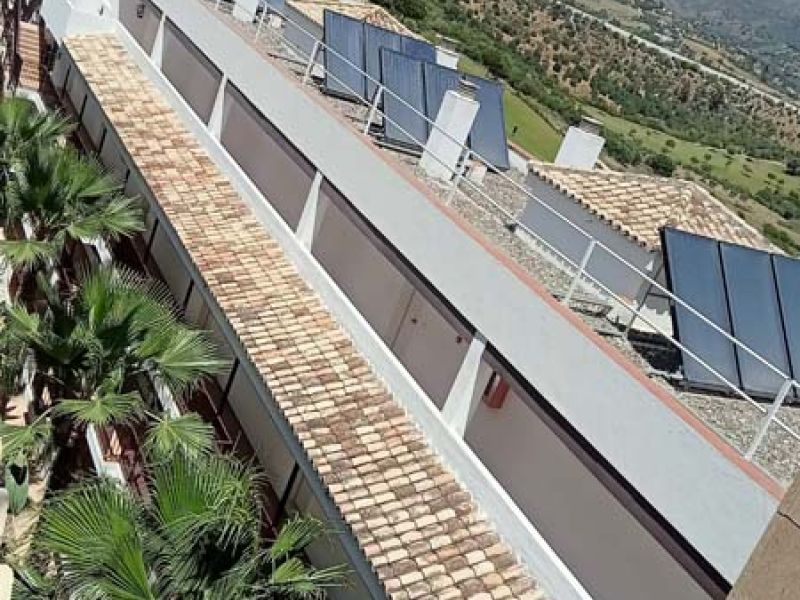 Tajados con paneles solares recientemente rehabilitados