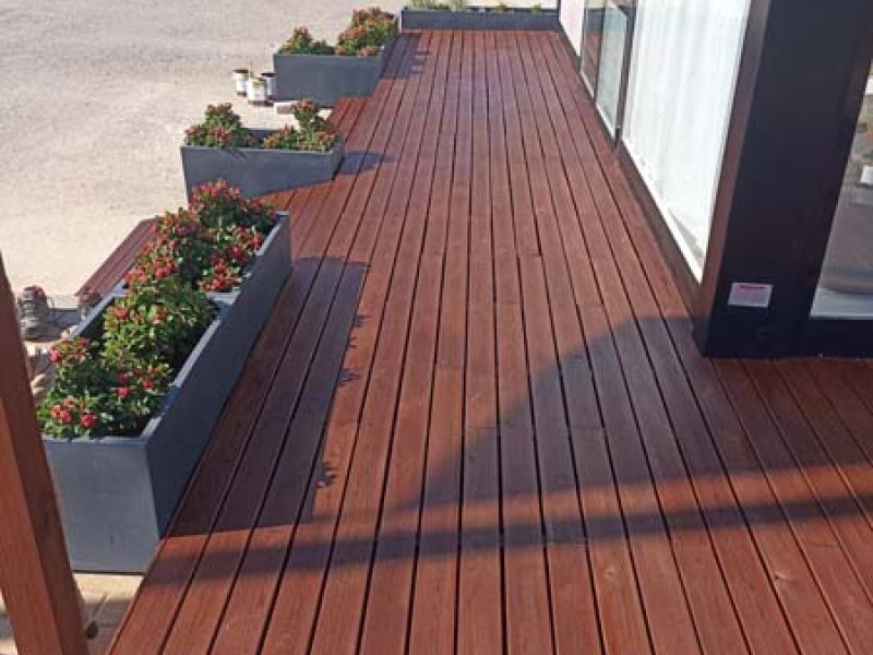 Suelo de entrada de madera recién colocado