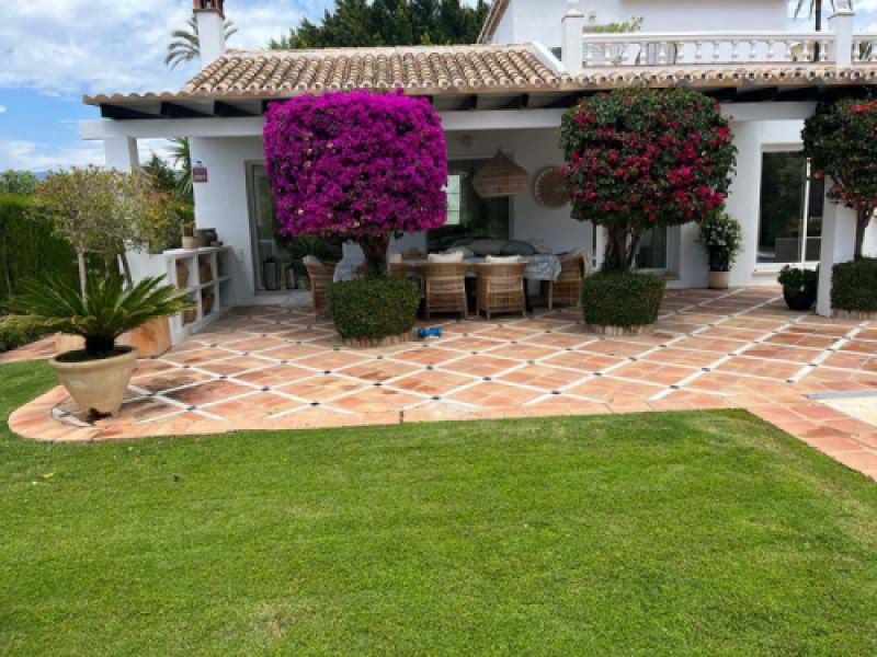 Zona de césped en finca particular