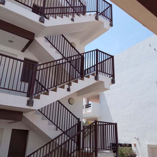 Vista de tiro de escalera con barandillas recién pintadas