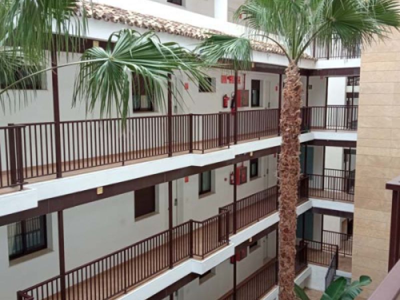 Vista de edificio de viviendas con balcones rehabilidados